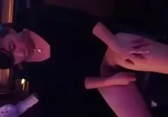 Ein kostenlose pornos online Mann mit einem großen Schwanz entfernt Pornos, während er seine Schlampe fickt
