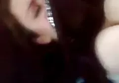 Ein Kerl, der unter kostenlose pornofilme online einer Blondine gemalt ist, leckt den Schlitz einer jungen Brünette, woraufhin sie die Schlampe auf alle viere legt und mit ihrem fetten Schwanz ihren Arsch fickt