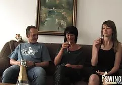 Geck fickt seine saftige deutsche sex filme gratis Freundin mit engen Arsch auf dem Tisch