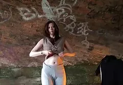 Sehr schöne sanfte schwarze Frau saugt gratis milf pornofilme einen weißen Schwanz und schluckt Sperma