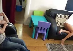 Die reife Brünette mit den leckeren Titten sitzt auf einem bequemen Ledersofa und fickt ihre aufgeregte Muschi mit einem dicken Dildo, kostenlose deutschsprachige pornos ohne dabei mit flinken Fingern von ihrem feuchten Nerz zu wichsen