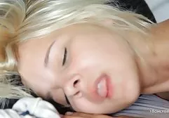 Sexy Blondine mit kostenlose amateur sexfilme durchbohrtem Kitzler ergab sich zwei Männern
