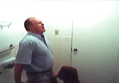 Auf der kostenlose deutschsprachige sex filme Party hübsch getrunken, sucht der Typ nach einem Ort zum Besetzen und schaut versehentlich in den Raum, in dem die schwarze, vollbusige Schlampe die Blondine streichelt, alles vergisst, sich sofort auszieht und diesen großen Schwanz mit seinem großen Schwanz fickt