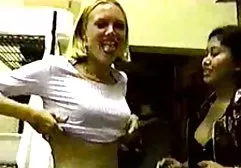 Lustvolles kostenlose erotikfilme massage Paar zog die schöne Blondine aus und setzte Masken auf, versteckte ihr Gesicht und fickte sie