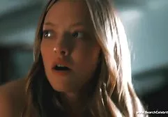 Atemberaubende vollbusige Magd wird gratis hardcore pornofilme von einem lustvollen Gärtner gefickt