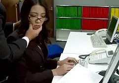 Ein Typ liegt kostenlose pornofilme retro auf einem Massagetisch, während ein Blondie seinen baumelnden Schwanz lutscht