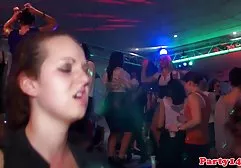 Shemale kostenlose sex spielfilme lutschte an einem schwarzen Mann und setzte sich anal auf seinen Schwanz