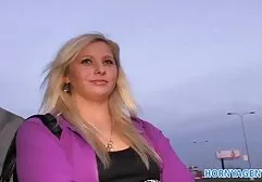Die vollbusige Sarah wird von acht heißen Männern hart gefickt. Mit ihren dicken Schwänzen hämmern sie alle Löcher und füllen die Schlampe mit milfpornos gratis Sperma