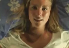 Die beiden Männer befanden sich in Begleitung einer sexvideos kostenlos und ohne anmeldung leidenschaftlichen Frau, die sich dem Ficken hingibt, wie sie es wünschen. Während ihr Mund von einem Mitglied besetzt ist, steckt der zweite bereitwillig einen Dildo in ihren Arsch und leckt ihren Schritt