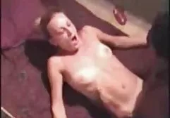 Lockiges gratis pornofilme milf Ebenholz saugt einen weißen Schwanz