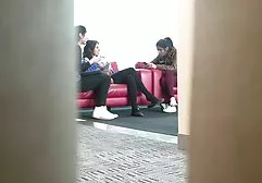 Die sexy, magere Brünette erregt einen lustvollen Kerl gratis pornovideos anschauen beim Streicheln