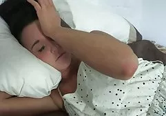 Kelly liebt es, mit älteren Männern zu schlafen, weil Sex mit ihnen lang und angenehm sein kann. teenpornos gratis