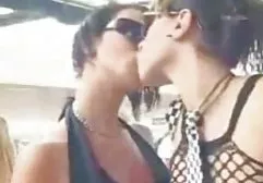 Eine kostenlose deutsche pornofilme Gruppe von beschäftigten Männern stürmte in das Haus des Typen und fickte ihn und seine schöne Frau hart durch