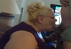 Das süße Rothaarige bekommt kostenlos pornos online sehen einen anal Gummischwanz und den Schwanz des Typen in Anal