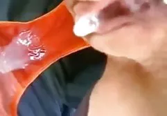 Dude kostenlose softsexfilme stellte das Baby auf das Waschbecken im Badezimmer und leckte es